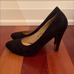 Suede Black Pumps